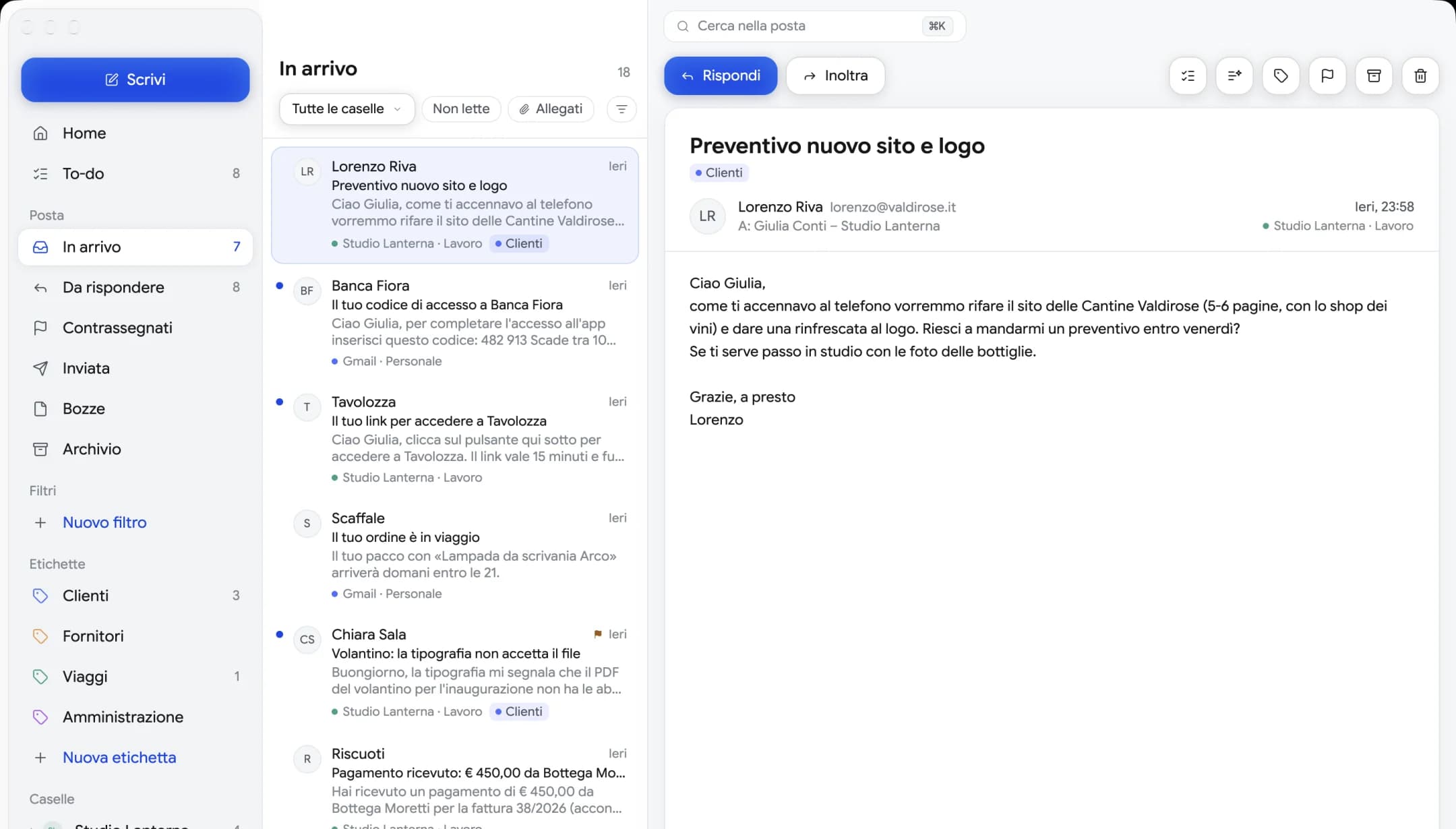 Mailfolk con la posta in arrivo di tre caselle e un messaggio aperto